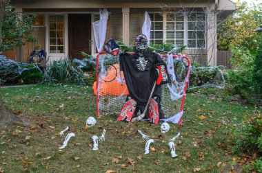 Toronto, ON, Kanada - 12 Ekim 2024: Cadılar Bayramı süslemeleri dışarıda olan eve bakın.