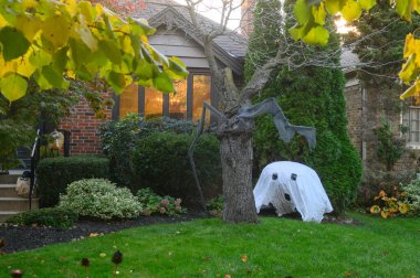Toronto, ON, Kanada - 12 Ekim 2024: Cadılar Bayramı süslemeleri dışarıda olan eve bakın.