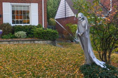 Toronto, ON, Kanada - 12 Ekim 2024: Cadılar Bayramı süslemeleri dışarıda olan eve bakın.