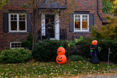 Toronto, ON, Kanada - 12 Ekim 2024: Cadılar Bayramı süslemeleri dışarıda olan eve bakın.