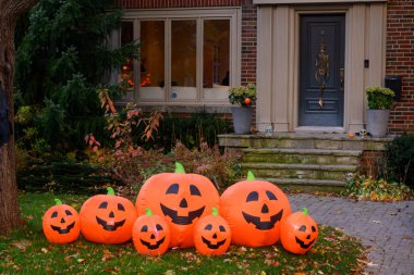 Toronto, ON, Kanada - 12 Ekim 2024: Cadılar Bayramı süslemeleri dışarıda olan eve bakın.