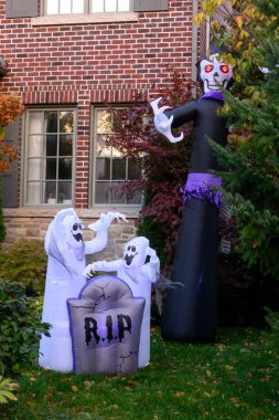 Toronto, ON, Kanada - 12 Ekim 2024: Cadılar Bayramı süslemeleri dışarıda olan eve bakın.