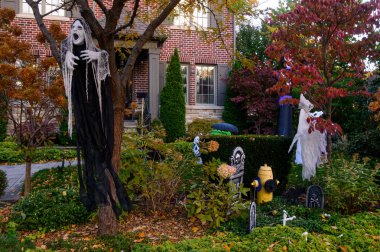 Toronto, ON, Kanada - 12 Ekim 2024: Cadılar Bayramı süslemeleri dışarıda olan eve bakın.