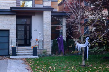 Toronto, ON, Kanada - 12 Ekim 2024: Cadılar Bayramı süslemeleri dışarıda olan eve bakın.