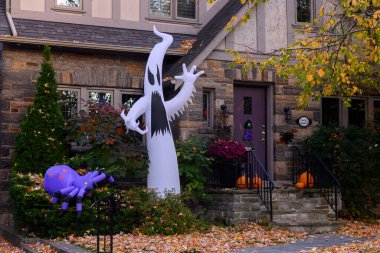 Toronto, ON, Kanada - 12 Ekim 2024: Cadılar Bayramı süslemeleri dışarıda olan eve bakın.