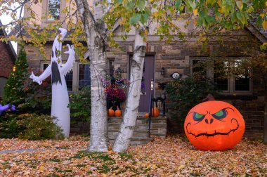 Toronto, ON, Kanada - 12 Ekim 2024: Cadılar Bayramı süslemeleri dışarıda olan eve bakın.