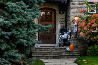 Toronto, ON, Kanada - 12 Ekim 2024: Cadılar Bayramı süslemeleri dışarıda olan eve bakın.