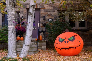 Toronto, ON, Kanada - 12 Ekim 2024: Cadılar Bayramı süslemeleri dışarıda olan eve bakın.
