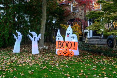 Toronto, ON, Kanada - 12 Ekim 2024: Cadılar Bayramı süslemeleri dışarıda olan eve bakın.