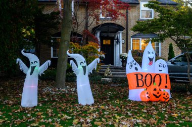 Toronto, ON, Kanada - 12 Ekim 2024: Cadılar Bayramı süslemeleri dışarıda olan eve bakın.