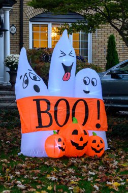 Toronto, ON, Kanada - 12 Ekim 2024: Cadılar Bayramı süslemeleri dışarıda olan eve bakın.