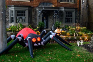 Toronto, ON, Kanada - 12 Ekim 2024: Cadılar Bayramı süslemeleri dışarıda olan eve bakın.