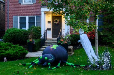 Toronto, ON, Kanada - 12 Ekim 2024: Cadılar Bayramı süslemeleri dışarıda olan eve bakın.