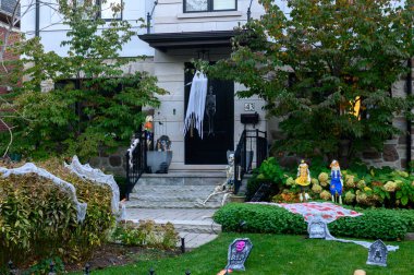 Toronto, ON, Kanada - 12 Ekim 2024: Cadılar Bayramı süslemeleri dışarıda olan eve bakın.