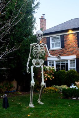 Toronto, ON, Kanada - 12 Ekim 2024: Cadılar Bayramı süslemeleri dışarıda olan eve bakın.