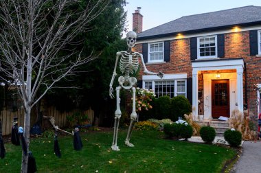 Toronto, ON, Kanada - 12 Ekim 2024: Cadılar Bayramı süslemeleri dışarıda olan eve bakın.