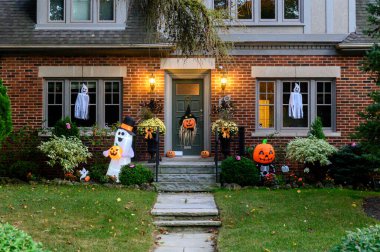 Toronto, ON, Kanada - 12 Ekim 2024: Cadılar Bayramı süslemeleri dışarıda olan eve bakın.
