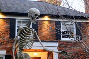 Toronto, ON, Kanada - 12 Ekim 2024: Cadılar Bayramı süslemeleri dışarıda olan eve bakın.