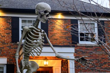 Toronto, ON, Kanada - 12 Ekim 2024: Cadılar Bayramı süslemeleri dışarıda olan eve bakın.