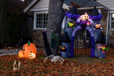 Toronto, ON, Kanada - 12 Ekim 2024: Cadılar Bayramı süslemeleri dışarıda olan eve bakın.