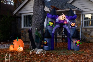 Toronto, ON, Kanada - 12 Ekim 2024: Cadılar Bayramı süslemeleri dışarıda olan eve bakın.