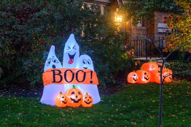 Toronto, ON, Kanada - 12 Ekim 2024: Cadılar Bayramı süslemeleri dışarıda olan eve bakın.