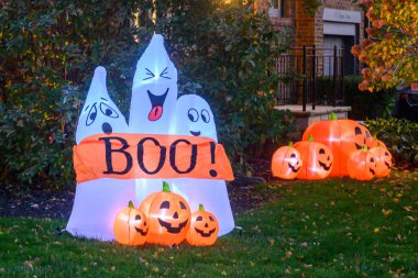 Toronto, ON, Kanada - 12 Ekim 2024: Cadılar Bayramı süslemeleri dışarıda olan eve bakın.