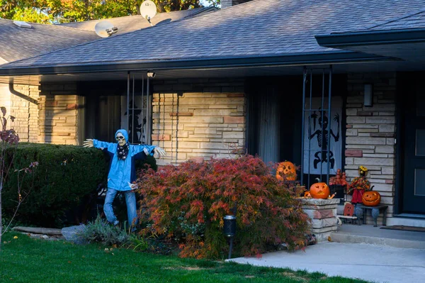 Toronto, ON, Kanada - 12 Ekim 2024: Cadılar Bayramı süslemeleri dışarıda olan eve bakın.
