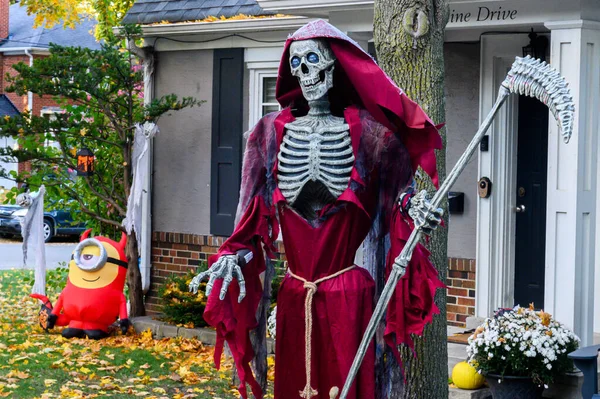Toronto, ON, Kanada - 12 Ekim 2024: Cadılar Bayramı süslemeleri dışarıda olan eve bakın.