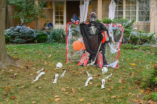 Toronto, ON, Kanada - 12 Ekim 2024: Cadılar Bayramı süslemeleri dışarıda olan eve bakın.