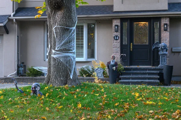 Toronto, ON, Kanada - 12 Ekim 2024: Cadılar Bayramı süslemeleri dışarıda olan eve bakın.