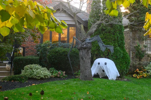 Toronto, ON, Kanada - 12 Ekim 2024: Cadılar Bayramı süslemeleri dışarıda olan eve bakın.