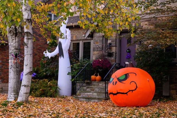 Toronto, ON, Kanada - 12 Ekim 2024: Cadılar Bayramı süslemeleri dışarıda olan eve bakın.