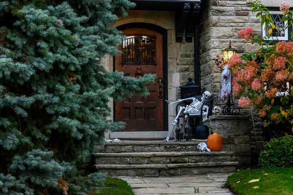 Toronto, ON, Kanada - 12 Ekim 2024: Cadılar Bayramı süslemeleri dışarıda olan eve bakın.