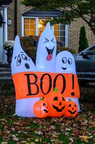 Toronto, ON, Kanada - 12 Ekim 2024: Cadılar Bayramı süslemeleri dışarıda olan eve bakın.