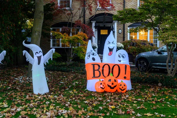 Toronto, ON, Kanada - 12 Ekim 2024: Cadılar Bayramı süslemeleri dışarıda olan eve bakın.