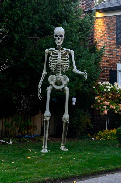 Toronto, ON, Kanada - 12 Ekim 2024: Cadılar Bayramı süslemeleri dışarıda olan eve bakın.