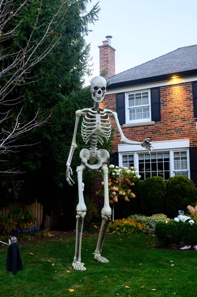 Toronto, ON, Kanada - 12 Ekim 2024: Cadılar Bayramı süslemeleri dışarıda olan eve bakın.