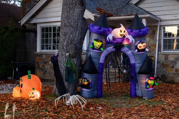 Toronto, ON, Kanada - 12 Ekim 2024: Cadılar Bayramı süslemeleri dışarıda olan eve bakın.