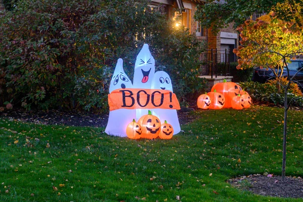 Toronto, ON, Kanada - 12 Ekim 2024: Cadılar Bayramı süslemeleri dışarıda olan eve bakın.