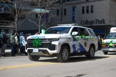 Toronto, ON, Kanada - 12 Ekim 2025: Tatil yoncalarıyla süslenmiş modern Toronto Sağlık Hizmetleri SUV, bir geçit töreninde şehir caddesinde araba sürüyor..