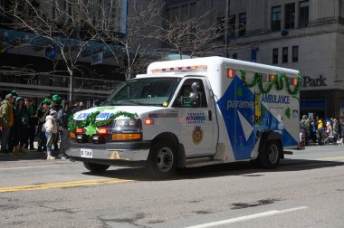 Toronto, ON, Kanada - 12 Ekim 2025: Tatil yoncalarıyla süslenmiş modern Toronto Sağlık Hizmetleri SUV, bir geçit töreninde şehir caddesinde araba sürüyor..