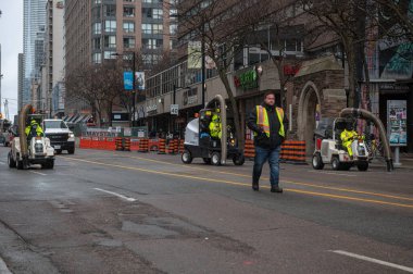 Toronto, ON, Kanada - 12 Ekim 2025: Bir şehir sokak temizleme makinesi, kentsel alanda bir belediye temizlik hizmeti sunuyor.