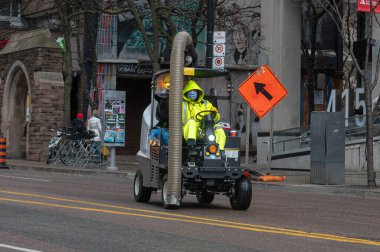 Toronto, ON, Kanada - 12 Ekim 2025: Bir şehir sokak temizleme makinesi, kentsel alanda bir belediye temizlik hizmeti sunuyor.