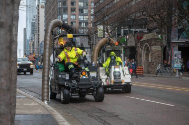 Toronto, ON, Kanada - 12 Ekim 2025: Bir şehir sokak temizleme makinesi, kentsel alanda bir belediye temizlik hizmeti sunuyor.