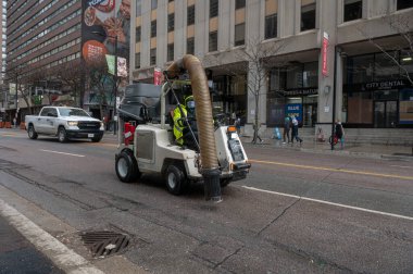 Toronto, ON, Kanada - 12 Ekim 2025: Bir şehir sokak temizleme makinesi, kentsel alanda bir belediye temizlik hizmeti sunuyor.