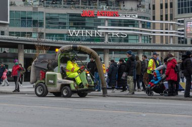 Toronto, ON, Kanada - 12 Ekim 2025: Bir şehir sokak temizleme makinesi, kentsel alanda bir belediye temizlik hizmeti sunuyor.