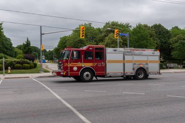 Toronto, ON, Kanada - 12 Ekim 2025: Parlak kırmızı bir Toronto İtfaiye aracı bir kavşağa doğru gidiyor..