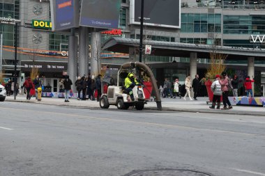 Toronto, ON, Kanada - 12 Ekim 2025: Bir şehir sokak temizleme makinesi, kentsel alanda bir belediye temizlik hizmeti sunuyor.