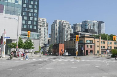 Ottawa, ON, Kanada - 3 Ekim 2025: Ottawa Sanat Galerisi (OAG.GAO) modern ağ cephesi ve pencere tasarımını açık mavi gökyüzüne karşı sergilemektedir..